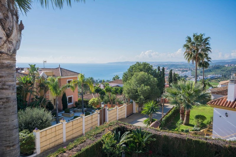 Estepona Onroerend Goed - Mooie 4 slaapkamer familie villa te koop in Seghers in Estepona